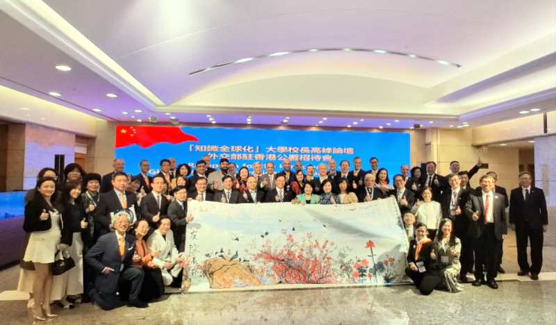 Chinese and Foreign Guests Jointly Create a Scroll Painting