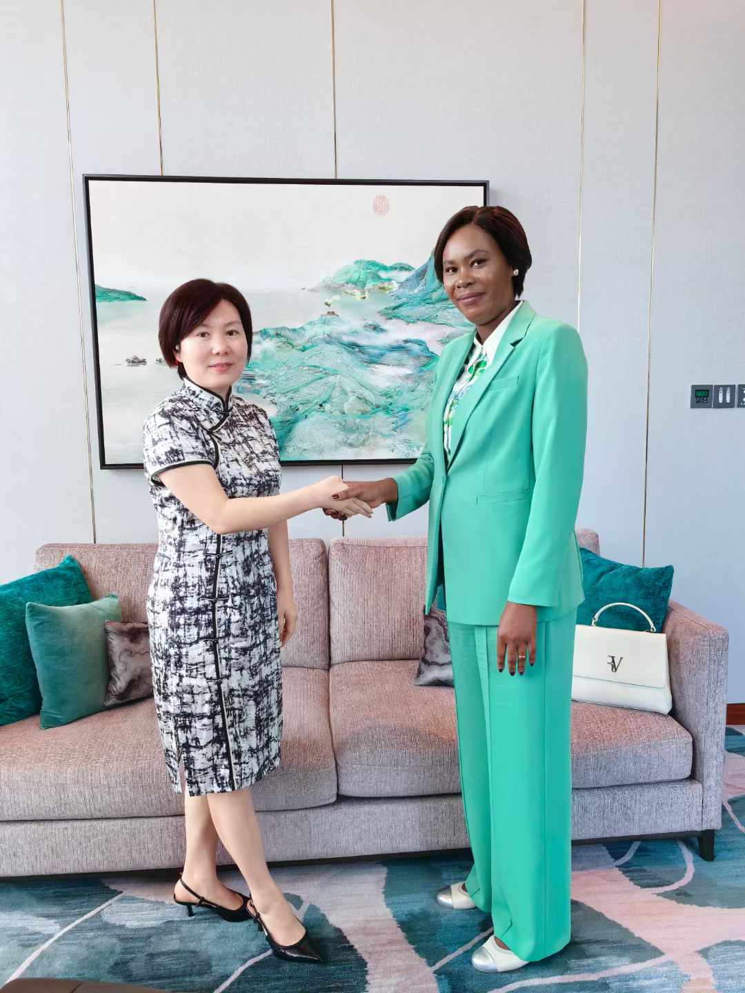Chairman Zhao Meiling calls on Gabon President's wife