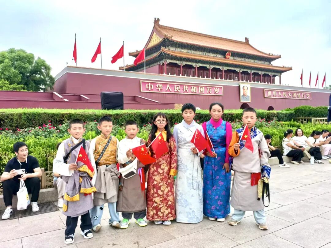 晨曦升旗夜赏芭蕾：定日学子清华校园逐梦