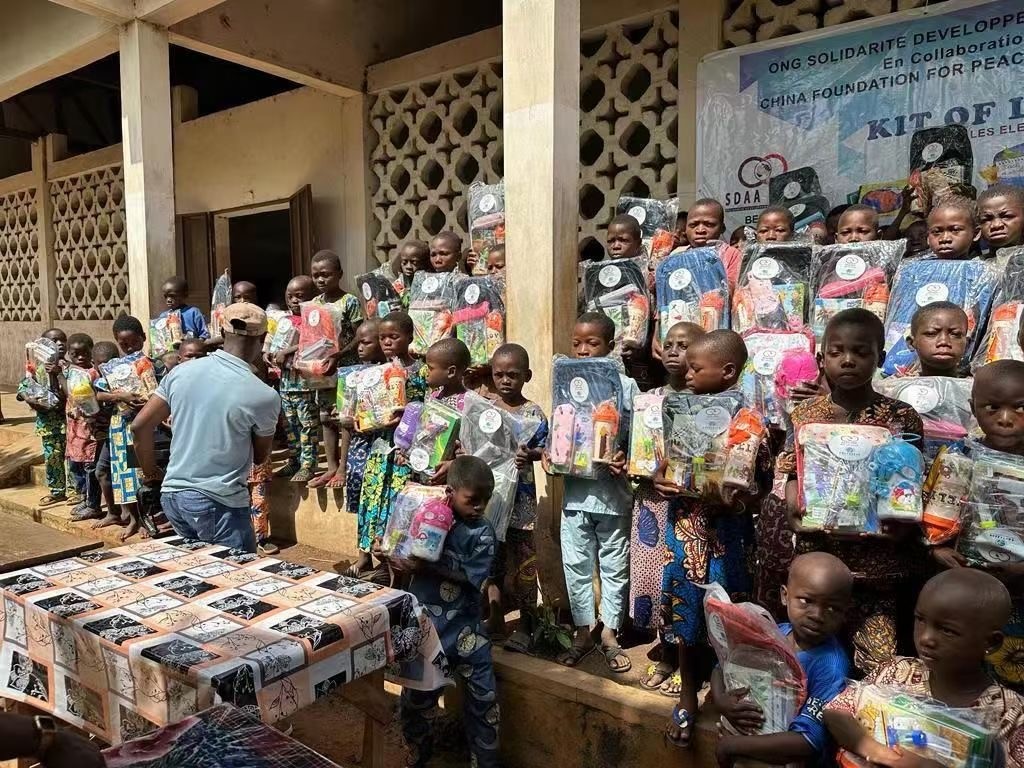 微信图片_20231117161020.jpg 非洲五国“健康爱心包”项目