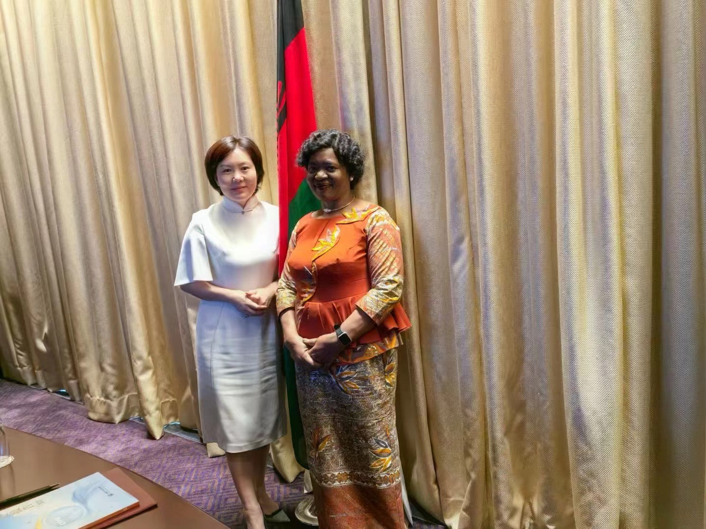 Chairman Zhao Meiling calls on Malawi President's wife