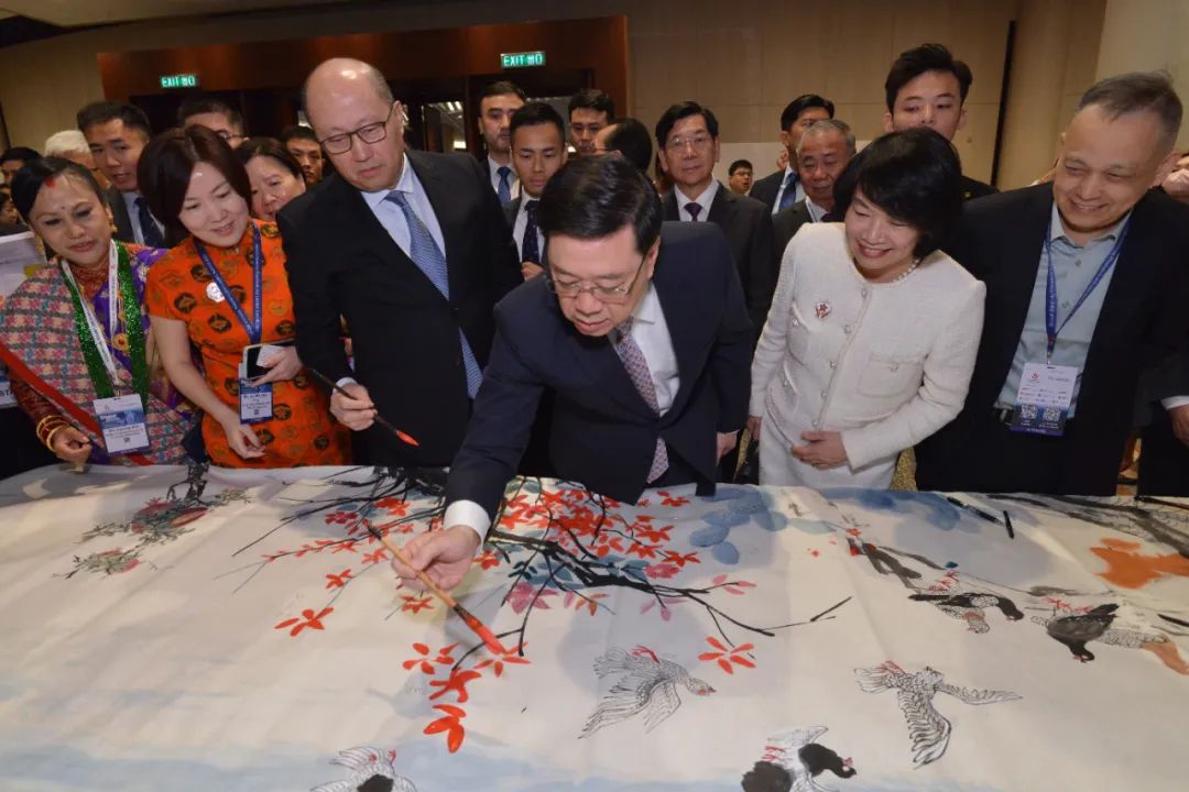 Chinese and Foreign Guests Jointly Create a Scroll Painting