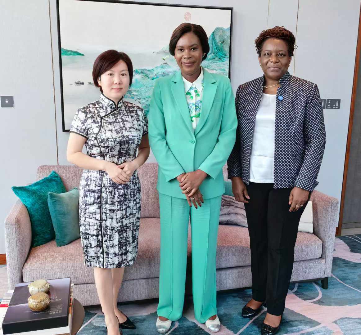 Chairman Zhao Meiling calls on Gabon President's wife